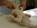 鶏解体(13)モモ肉側へ入刀